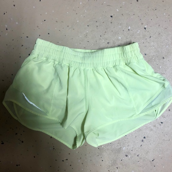 lululemon athletica Pants - Lululemon Hotty Hot II Shorts (2.5 inches)